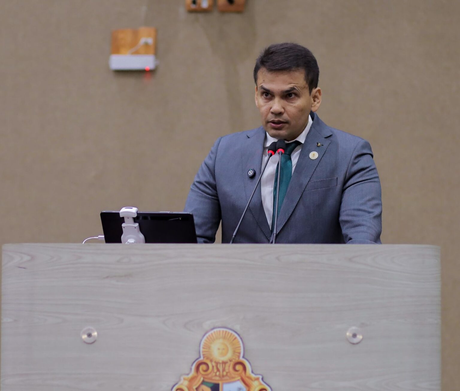 Coronel Rosses aciona MP-AM e pede prisão de secretário Wanderson Costa por descumprimento de ordem judicial