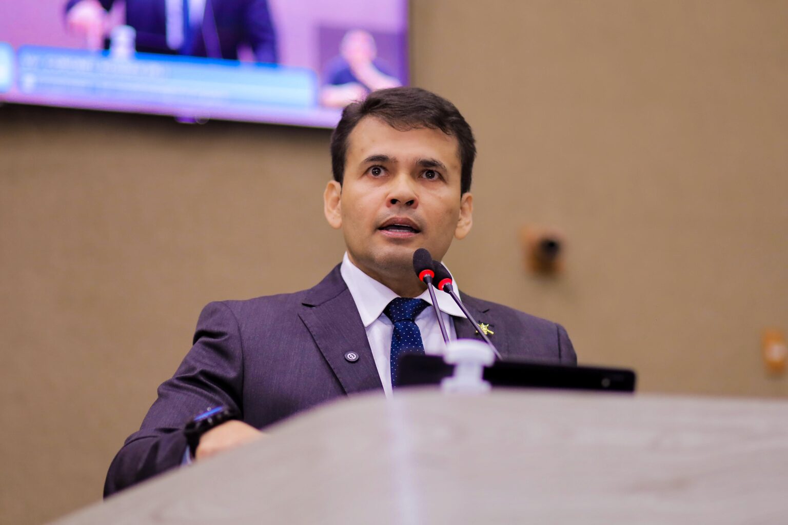 Relatório do TCE, provocado por Coronel Rosses, expõe falhas nas explicações de Almeida sobre viagem de R$ 30 mil ao Caribe
