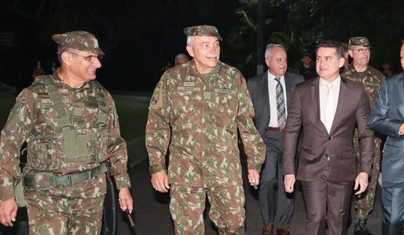 Prefeito David Almeida reforça parceria com as Forças Armadas em solenidade do CMA