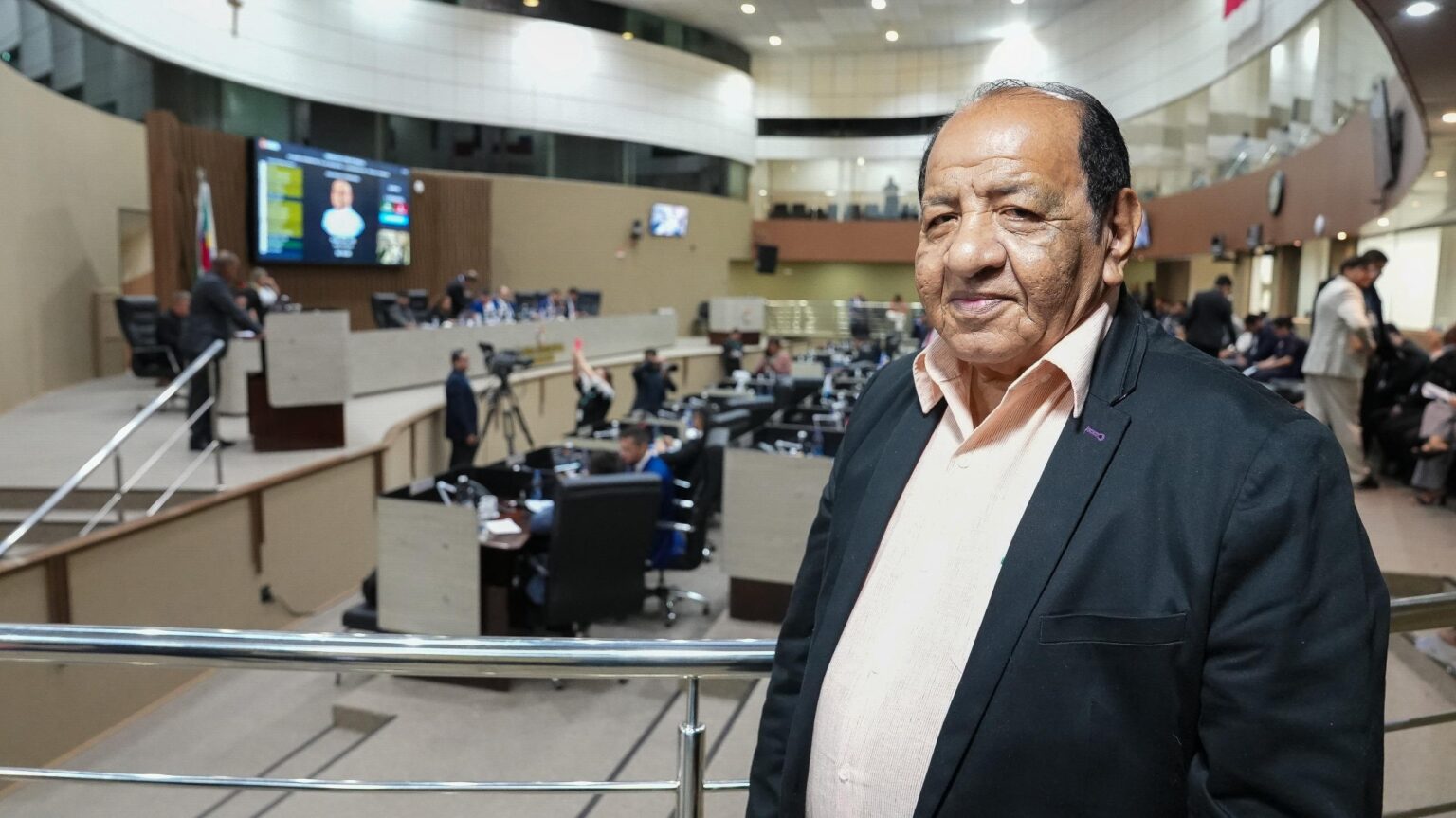 Câmara Municipal de Manaus homenageia servidor que completa 40 anos de serviço na instituição