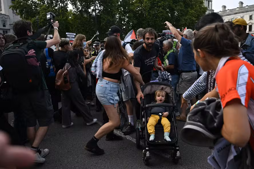 Quase 900 pessoas são presas durante manifestação em Londres