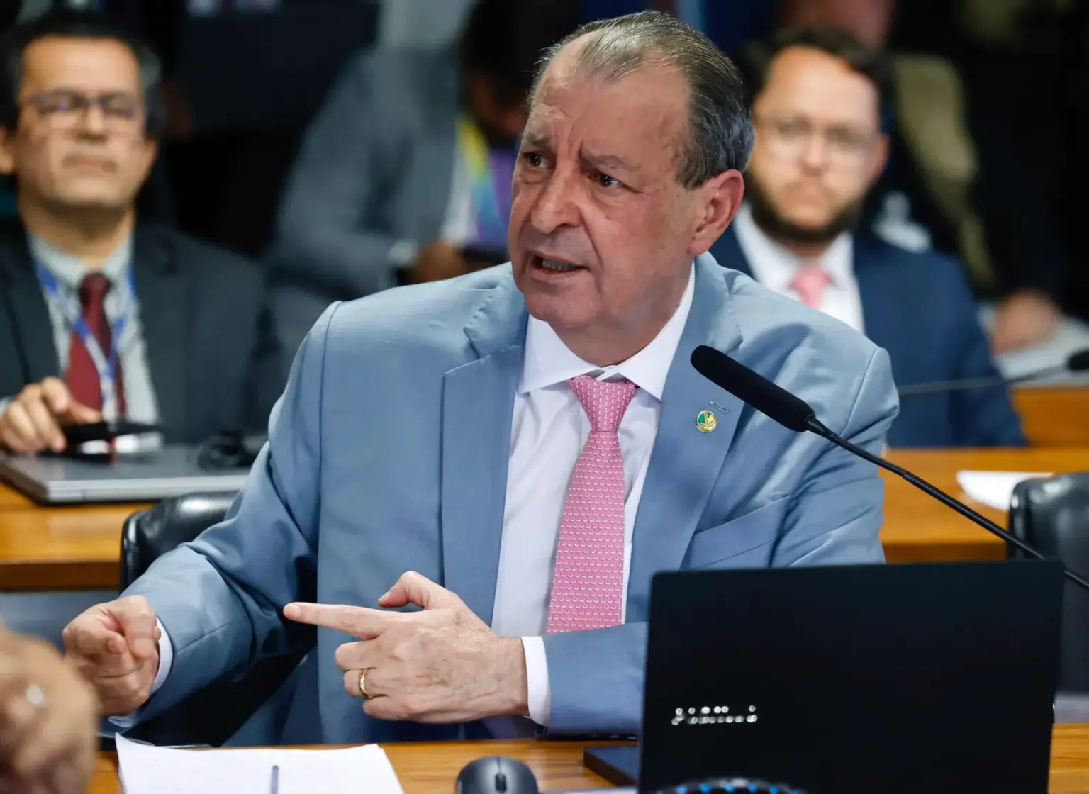 “Parecia Gaza”: Omar Aziz questiona ação da PF que destruiu balsas no Amazonas