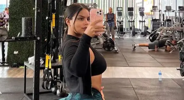 Influenciadora com bumbum gigante faz sucesso na internet e afirma: “É natural”