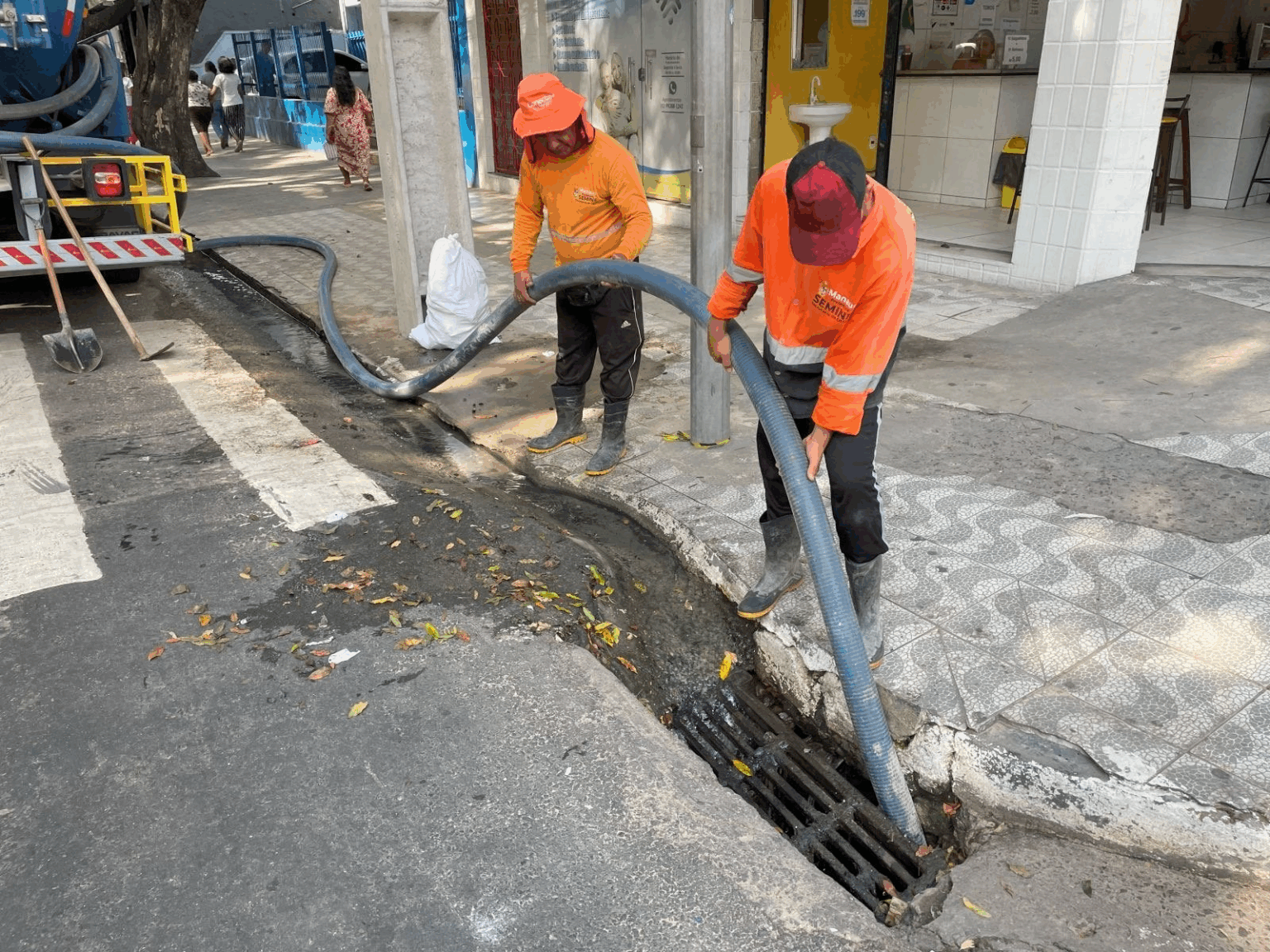 Bueiros na avenida Getúlio Vargas são desobstruídos em ação emergencial