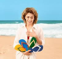 Direita no AM se une a boicote contra Havaianas após comercial com Fernanda Torres