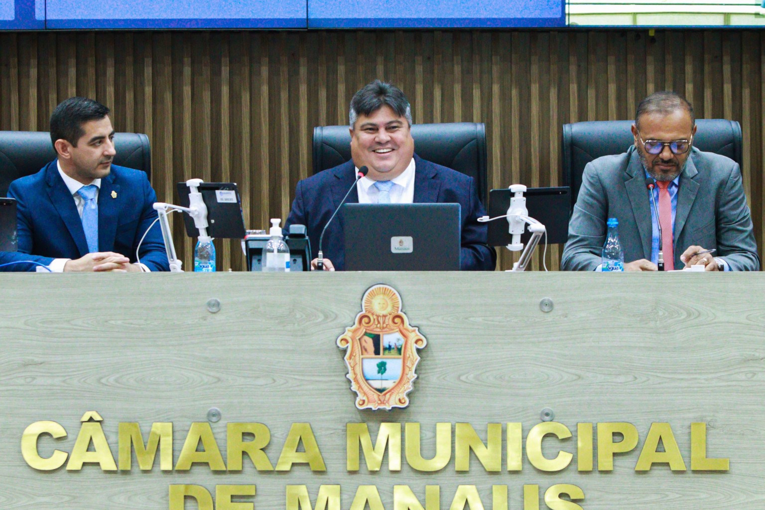 Presidente David Reis anuncia data de pagamento da segunda parcela do 13º e do abono natalino aos servidores da CMM