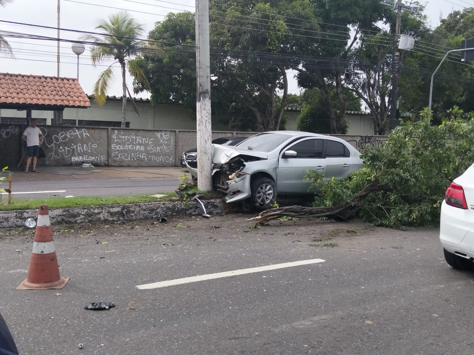 Carro bate em poste e fica destruído na Avenida André Araújo em Manaus