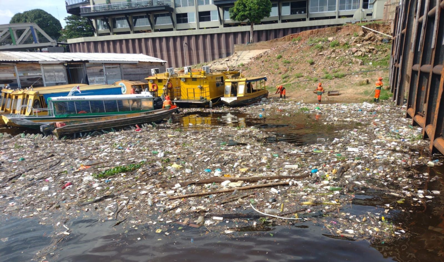 Prefeitura de Manaus reforça limpeza na orla do rio Negro após chuvas e acúmulo de resíduos