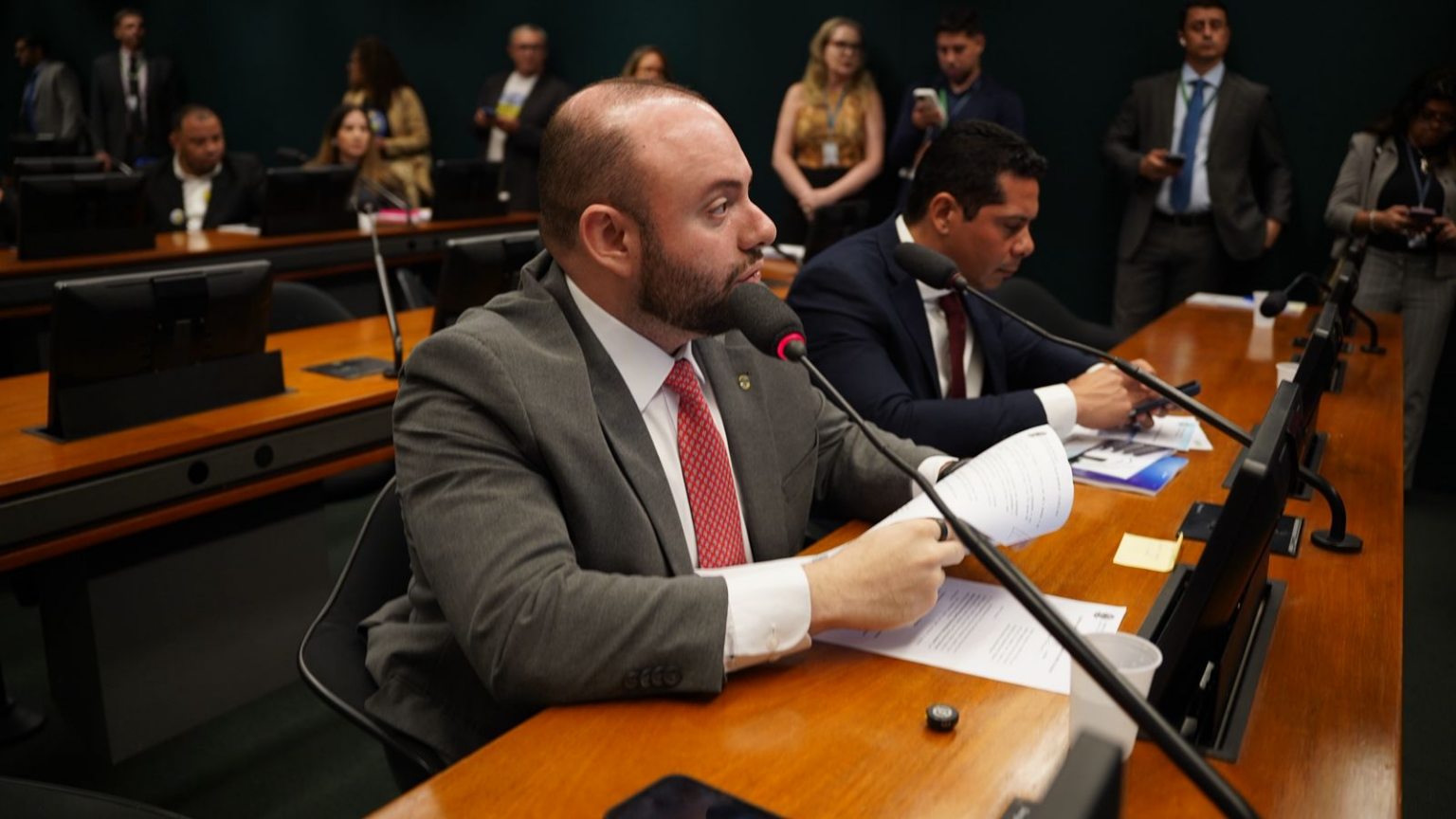 Conta de luz e apagões: Fausto Jr. exige explicações da nova empresa de energia