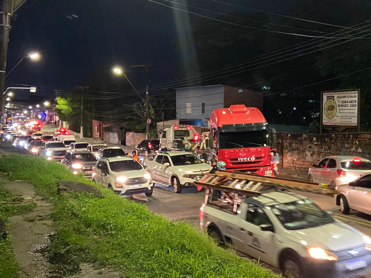 Caminhão guinchado colide com carro em cruzamento de Manaus e trânsito fica parado