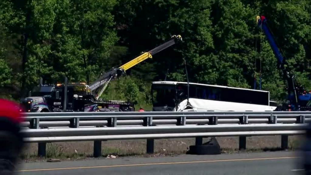Acidente em rodovia dos EUA deixa 5 mortos e 44 feridos