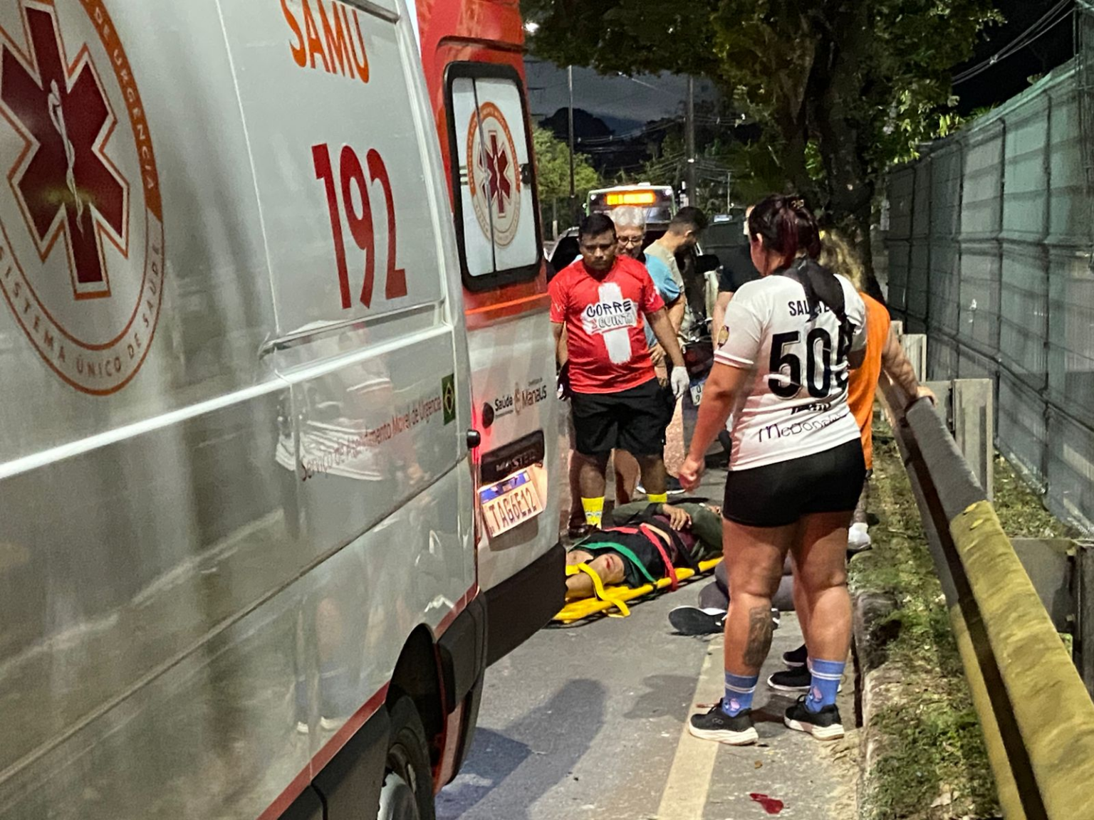 Acidente entre moto e carro de aplicativo deixa duas pessoas feridas em Manaus
