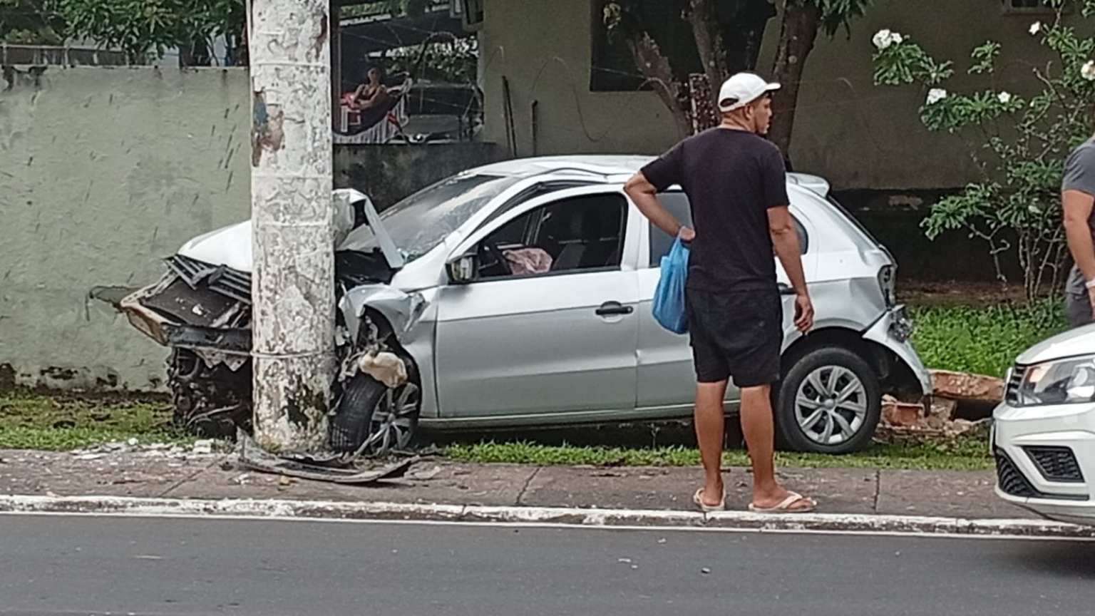 Carro é arremessado contra poste após colisão na Avenida São Jorge em Manaus