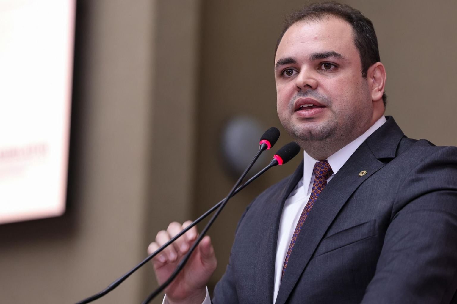 Pesquisa Action: Roberto Cidade lidera em Manaus e mantém a menor rejeição entre os candidatos