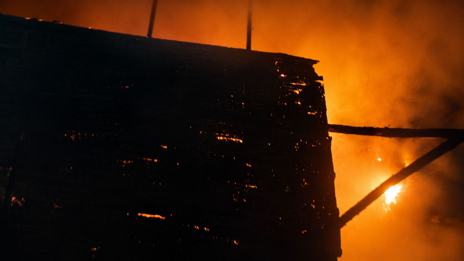 Incêndio destrói barraca de homem em situação de rua na Zona Norte de Manaus