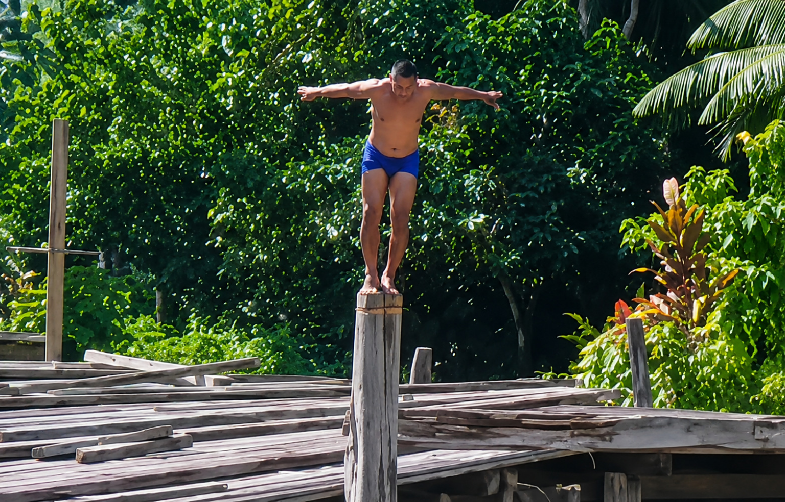 Homem é atingido por lancha logo após mergulhar no rio; veja o vídeo