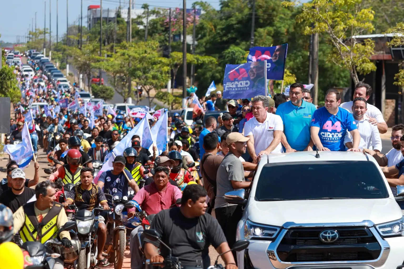 Roberto Cidade inicia campanha com carreata e adesivaço em Manacapuru