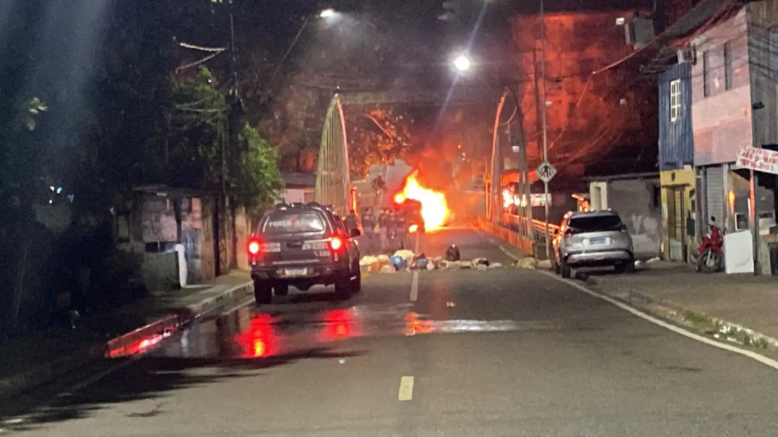 TENSÃO: população tenta linchar suspeito de chacina e polícia usa balas de borracha em Manaus
