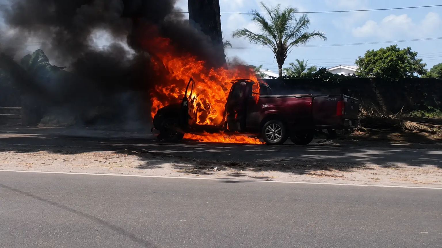Picape pega fogo e fica destruída em avenida da Zona Leste de Manaus; veja vídeo
