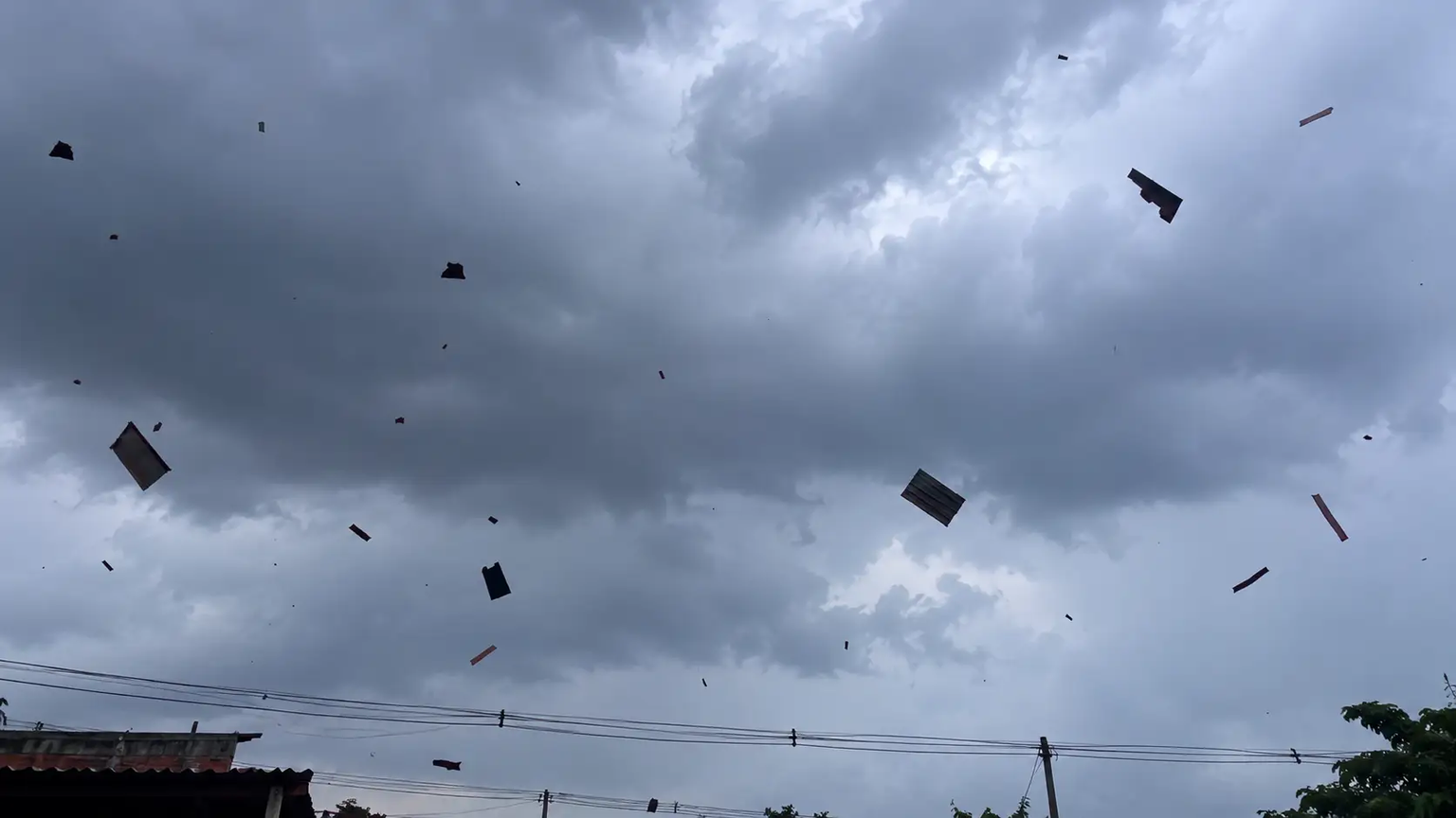 Ventania forte assusta moradores e arranca telhas antes de chuva em Manaus