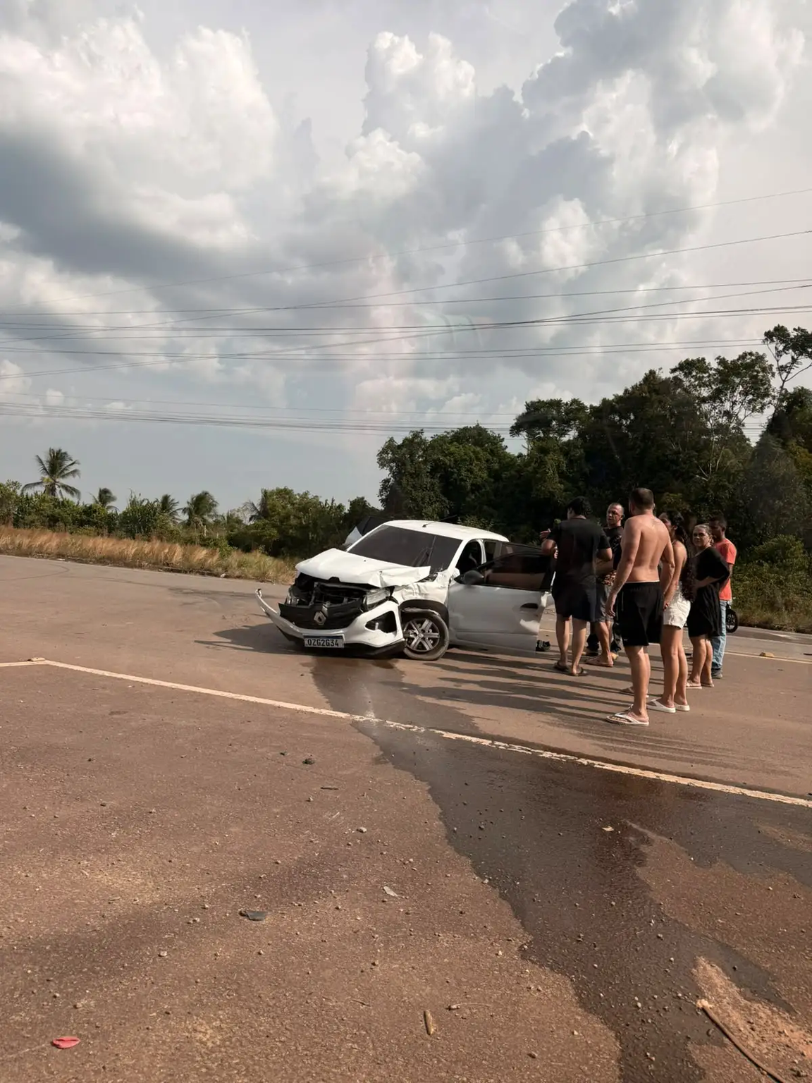 Acidente entre carros deixa veículo sem roda no cruzamento da entrada do Açutuba no Iranduba