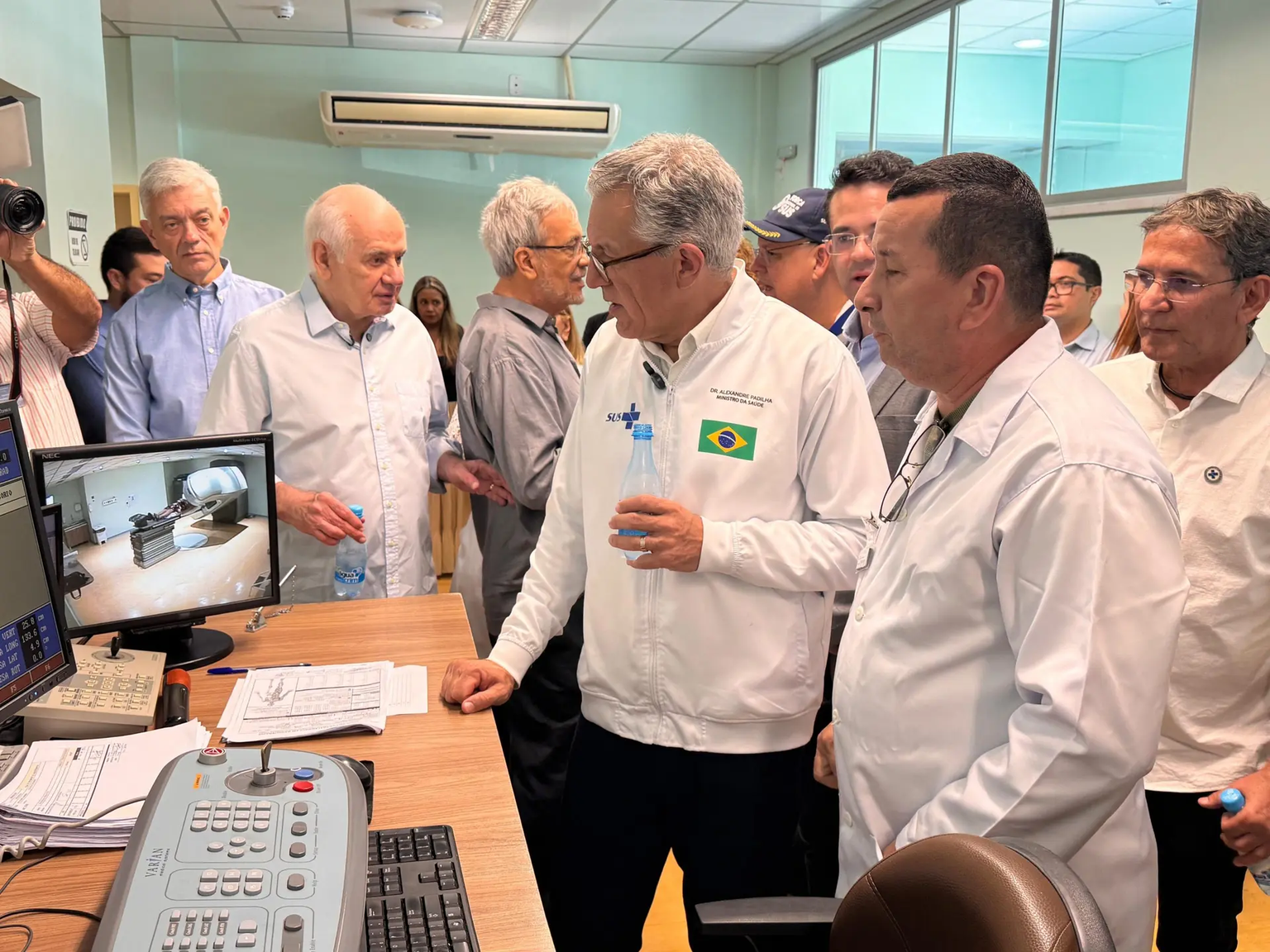 Ministro Padilha visita centro de diagnóstico de câncer em Manaus