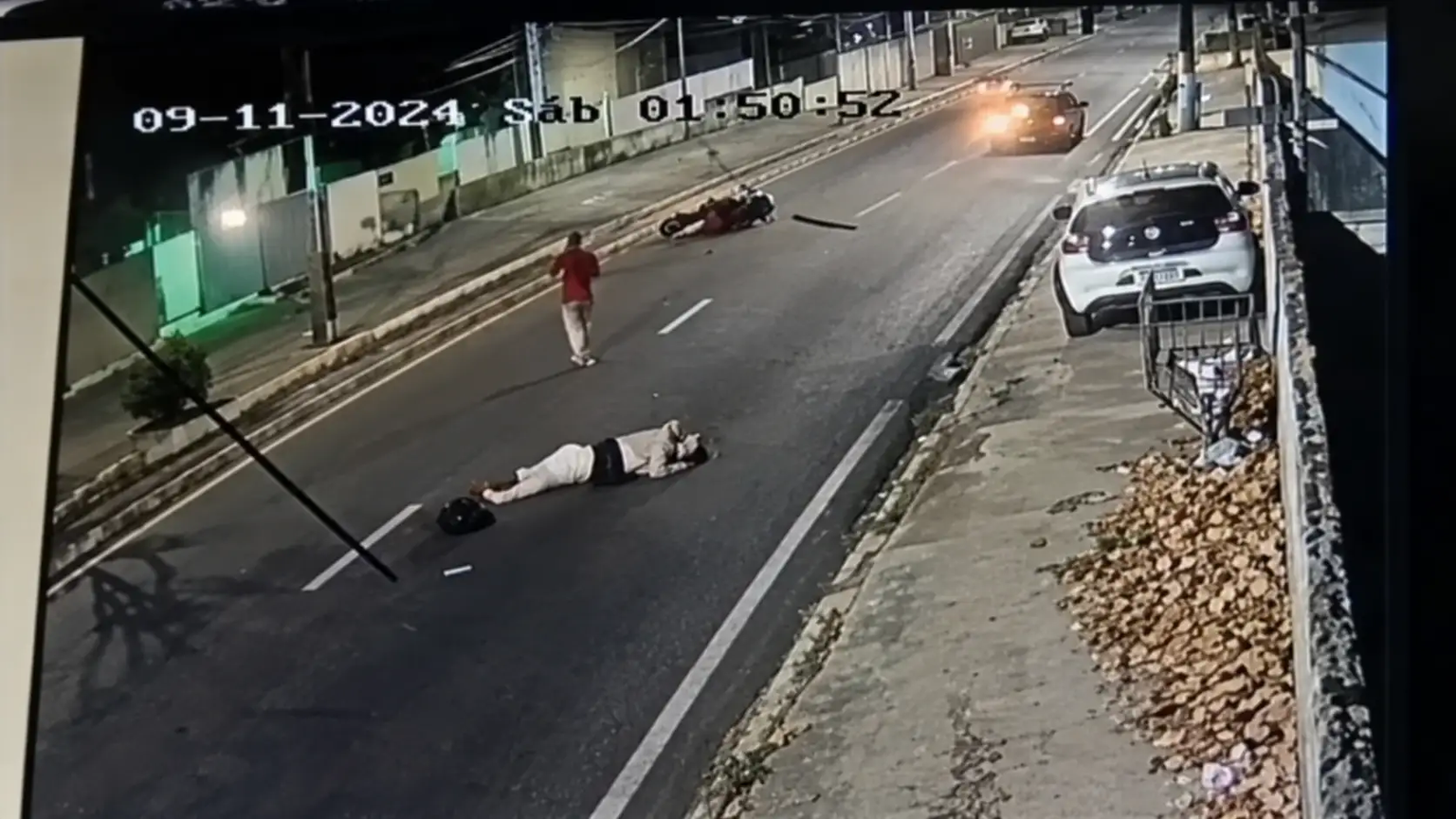 VÍDEO: carro atinge casal em moto na Avenida Efigênio Salles e motorista foge